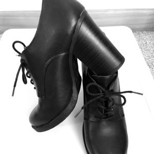 Laced heel ankle boots with small front platform